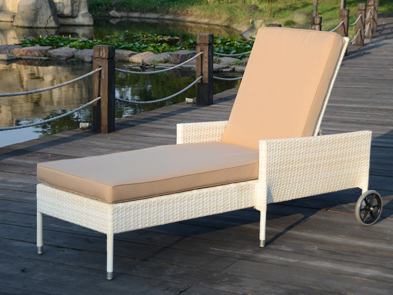 Outdoor Rattan Lounge med två hjul, handvävd rotting dagbädd, poolen rottingstol YQ-RB-426