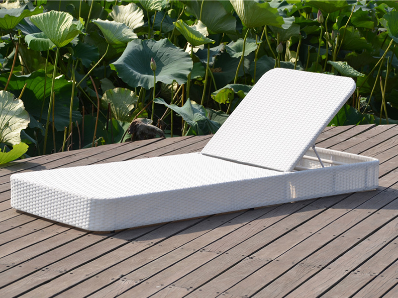 White Rattan Lounge, utomhusavslappnande solstol, aluminiumram rotting dagbädd YQ-RB-432